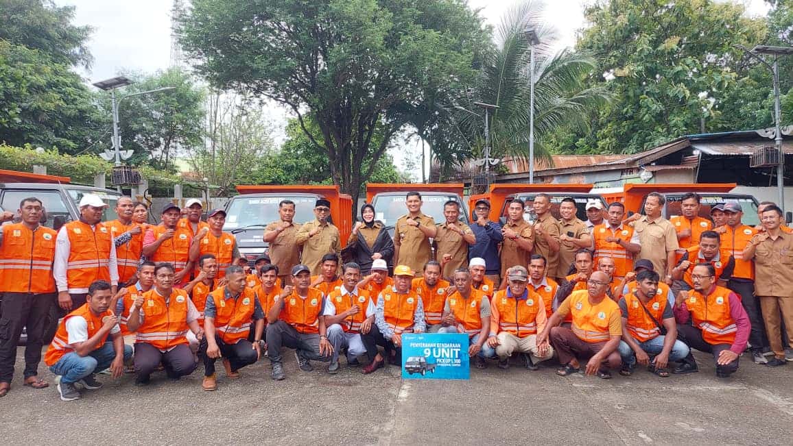 Wali Kota Banda Aceh menyerahkan 18 armada pengangkut sampah baru untuk DLHK3