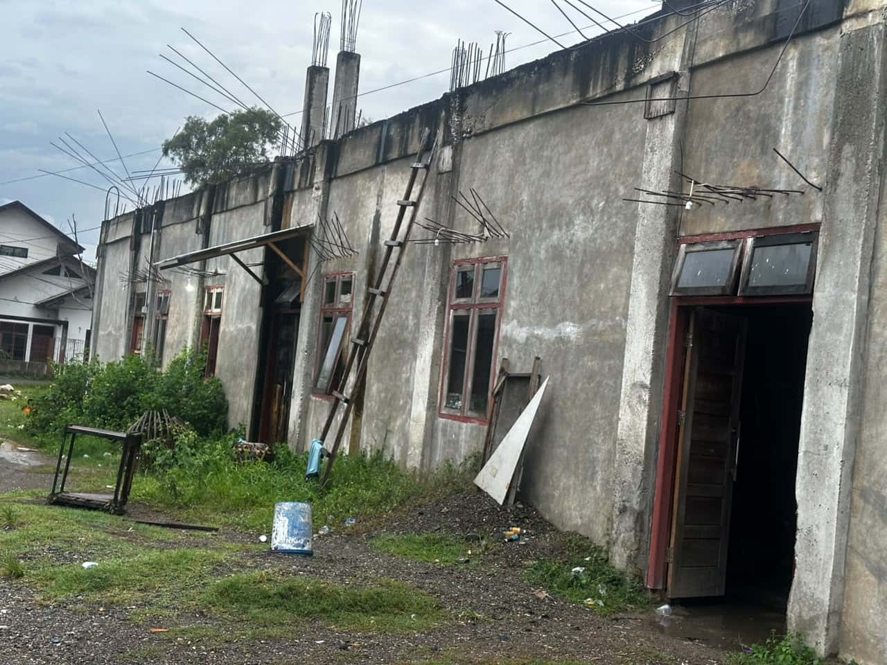 Empat Tahun Diresmikan, Asrama Mahasiswa Labuhanhaji Raya Belum Rampung, Kondisi terkini memprihantinkan, Janji Pokir Dewan dan Kepedulian Pemkab Aceh Selatan Dipertanyakan