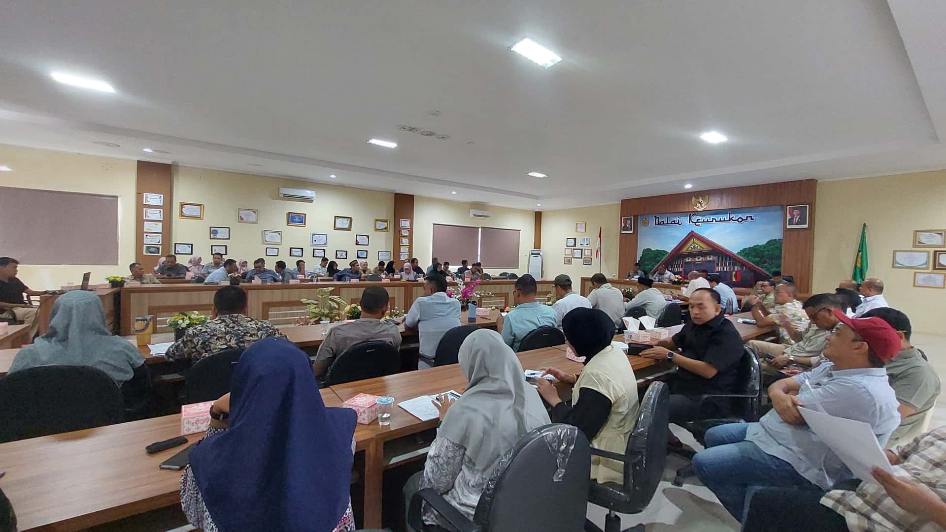 Rapat koordinasi persiapan penilaian Adipura 2026 di Balai Keurukon Banda Aceh