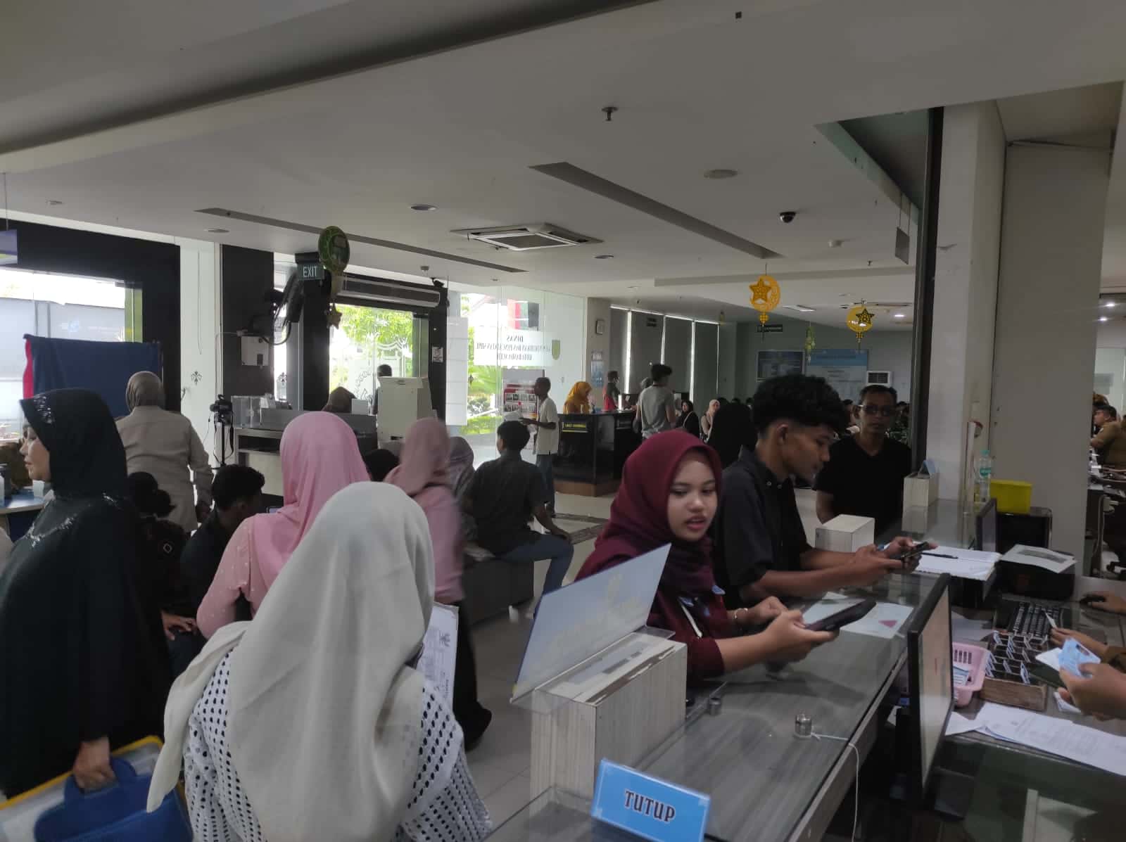 Warga mengantre mengurus dokumen administrasi kependudukan di loket Kantor Disdukcapil Kota Banda Aceh