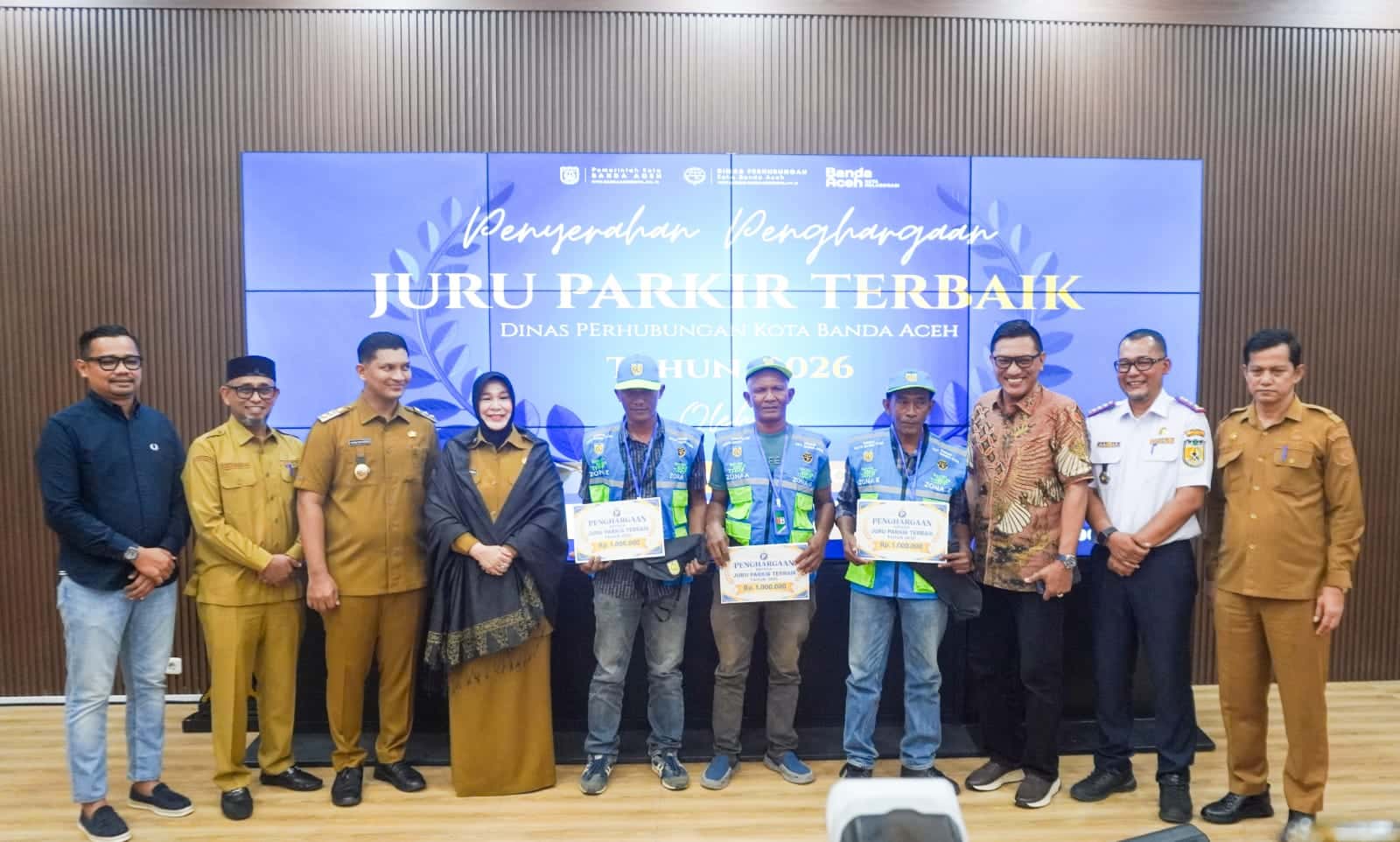 Wali Kota Banda Aceh menyerahkan penghargaan dan atribut juru parkir resmi Dishub