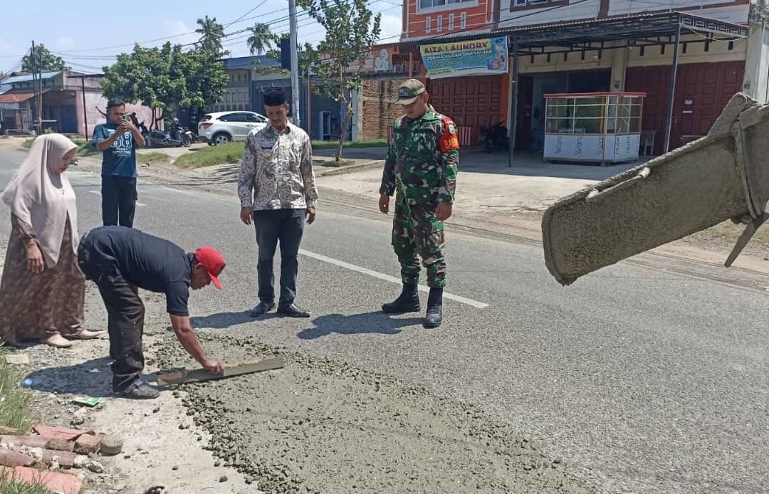 Warga Keluhkan Jalan Berlubang, Kecamatan Kuta Baro Lakukan Perbaikan Darurat