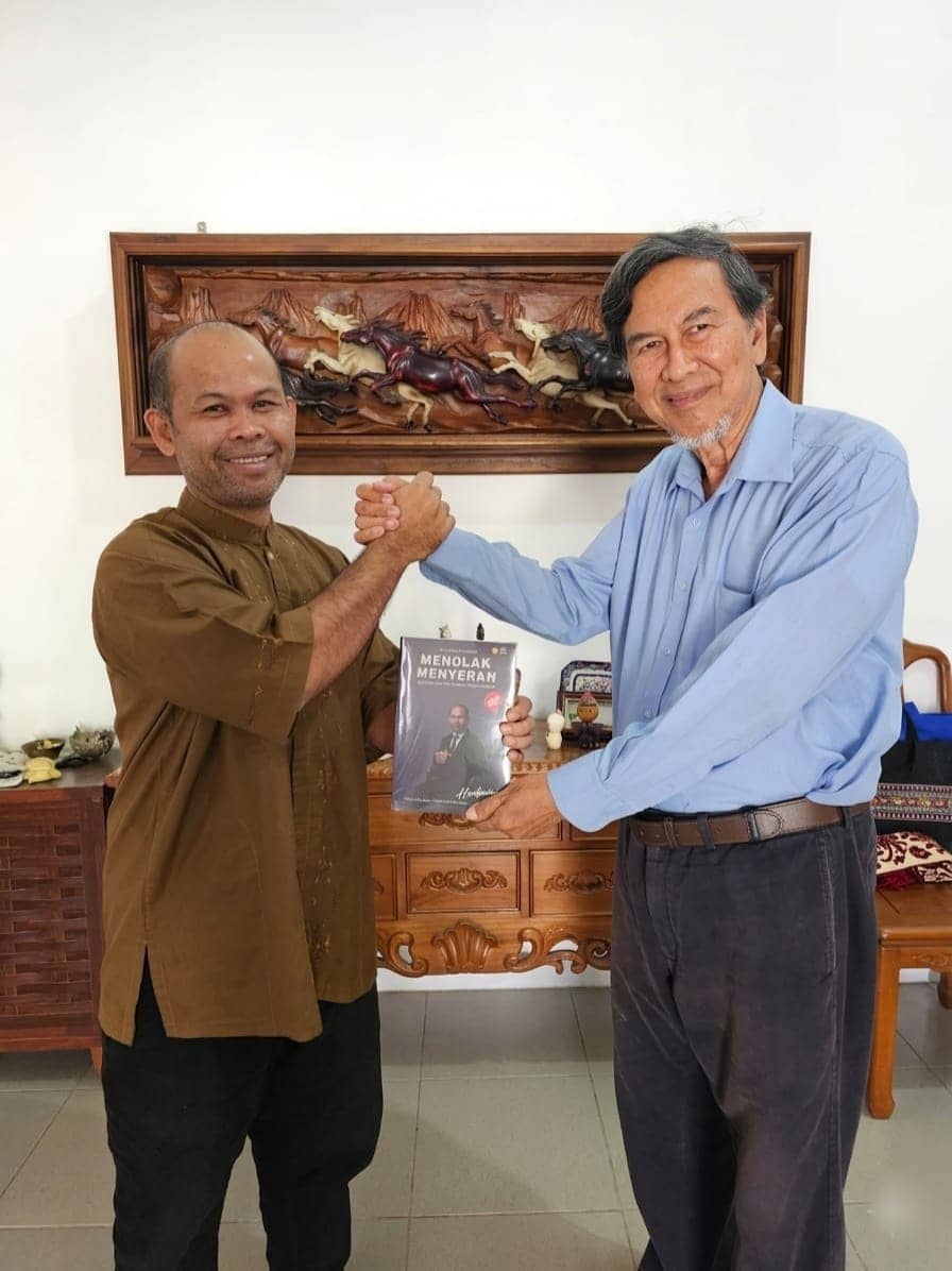 Hasbaini, Penulis Buku “Menolak Menyerah” Serahkan Karya Inspiratifnya kepada Pakar Ekonomi Aceh, Prof Raja Masbar