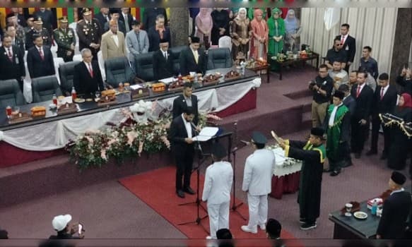 Mualem Lantik Bupati dan Wakil Bupati Aceh Singkil 2025-2030