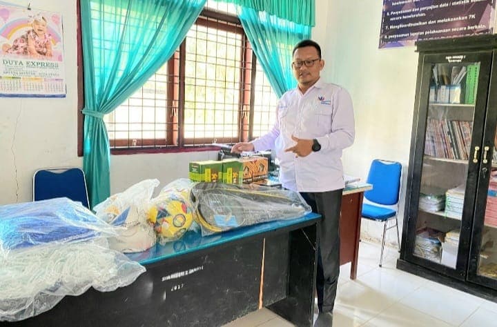 SMAN 2 Sawang Dapat Bantuan Peralatan Olahraga dari Dispora Aceh