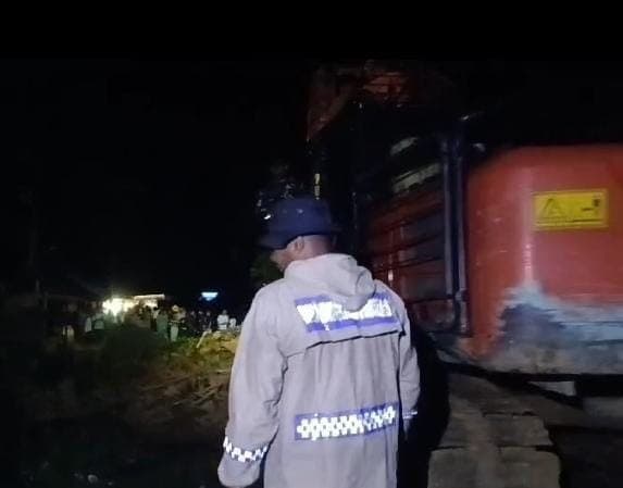 Longsor Menutupi Badan Jalan, PUPR Aceh Barat Terjunkan Alat Berat