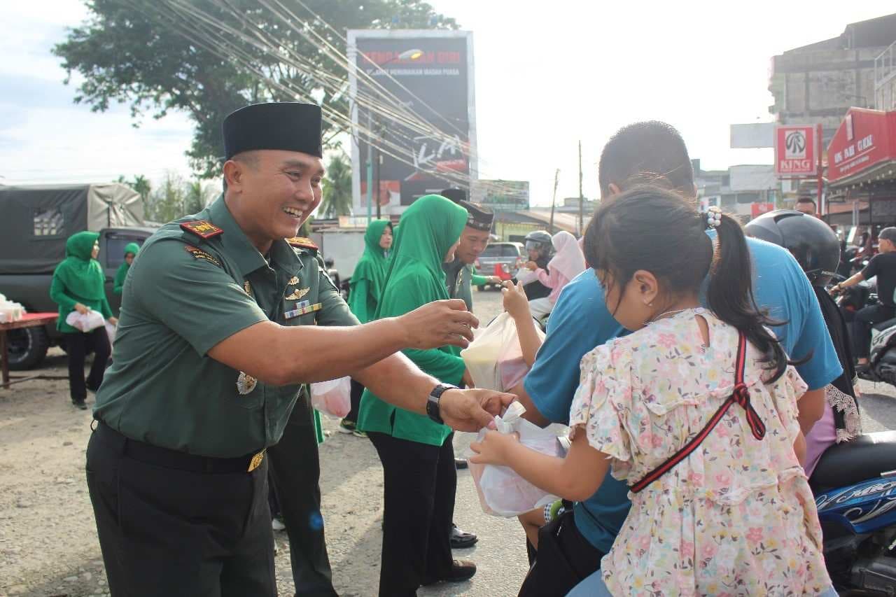 Dandim Abdya Bagikan Ratusan Takjil kepada Warga