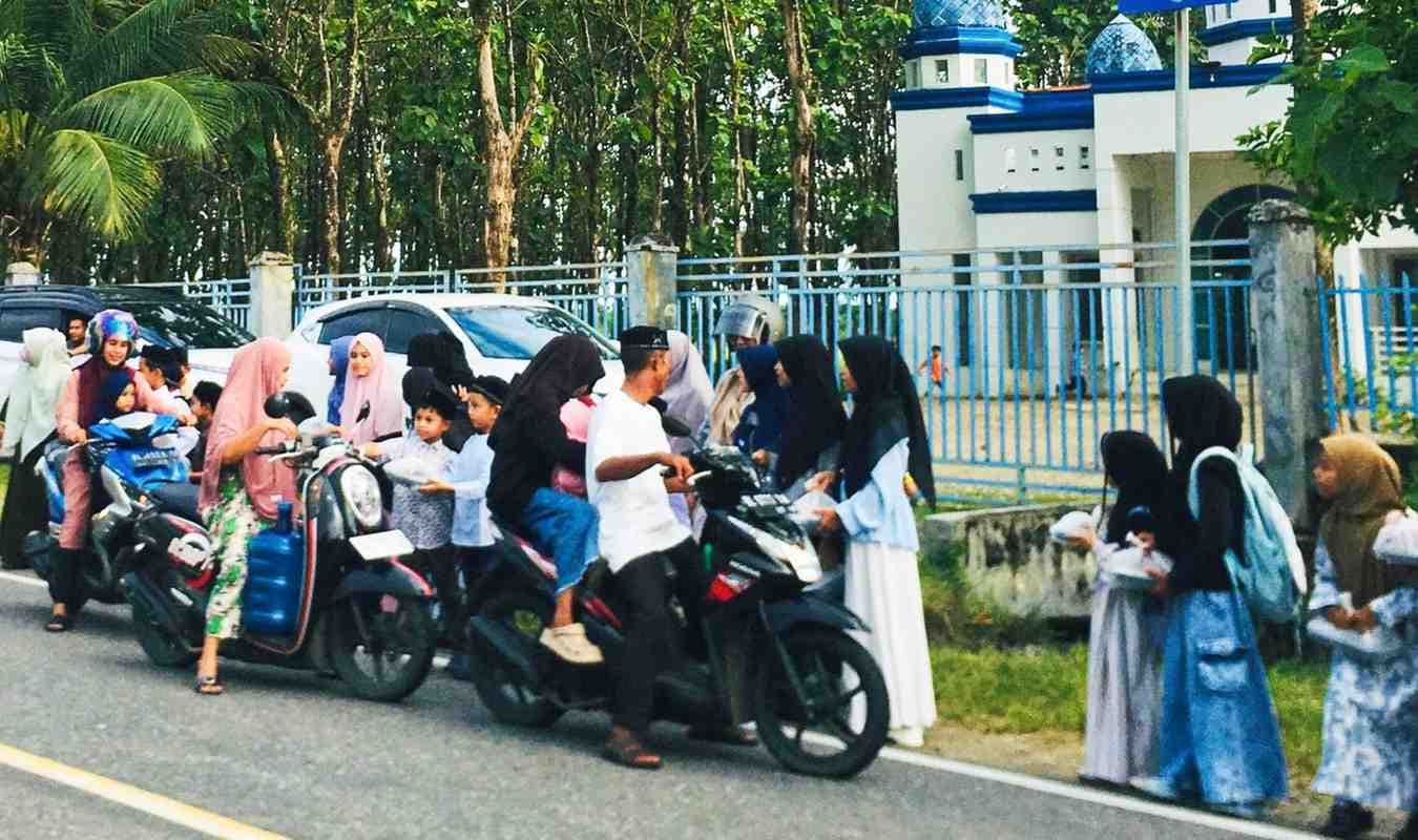 Murid SDIT Rabbani Qur’an School Berbagi Ratusan Takjil untuk Warga