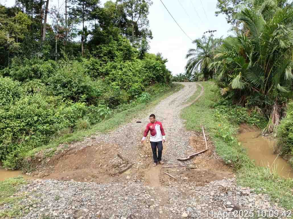 Jalan Lintas Gampong Alue Empeuk Rusak Parah, Keuchik Surati PUPR Aceh Barat
