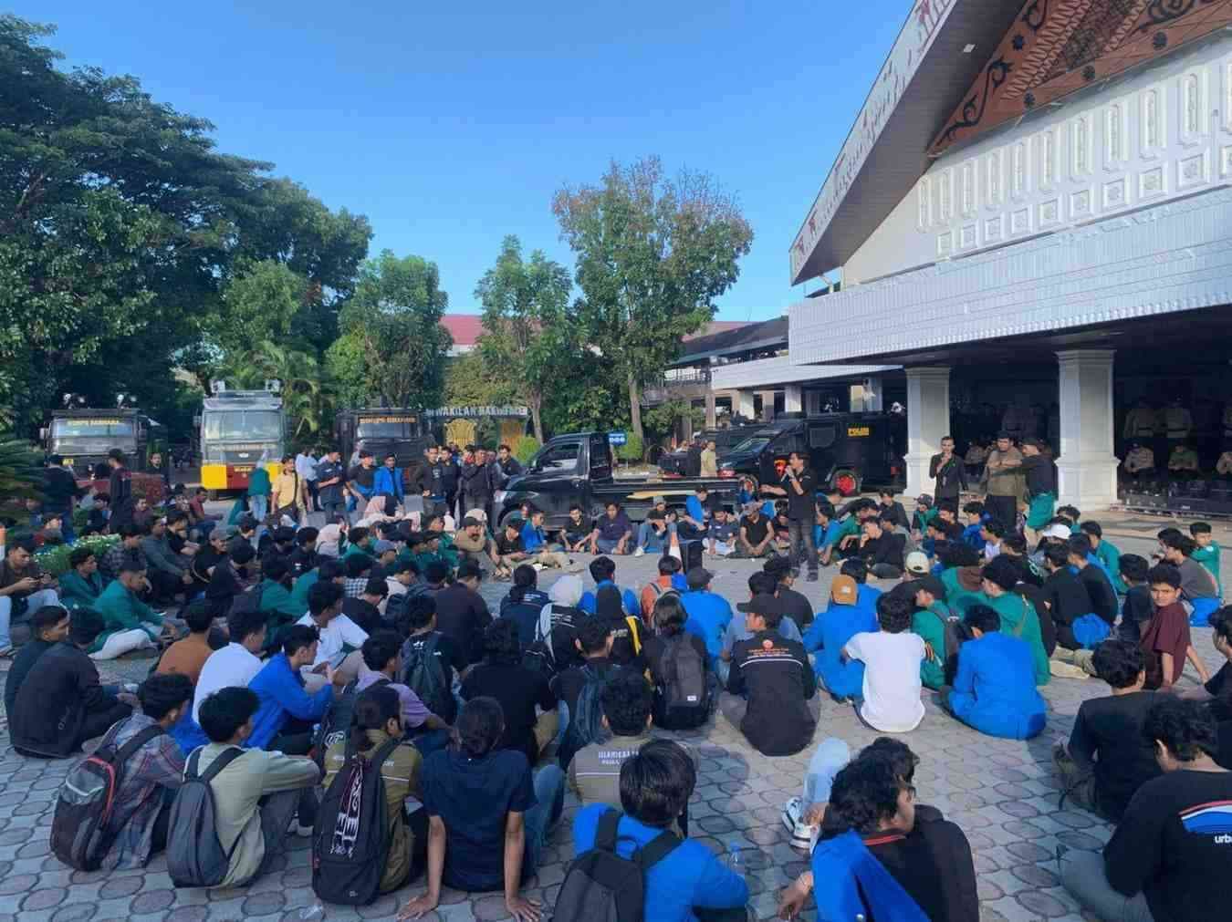 Gelar Aksi, Massa Minta DPRA Kawal RUU TNI, RUU Polri sam RUU KUHP