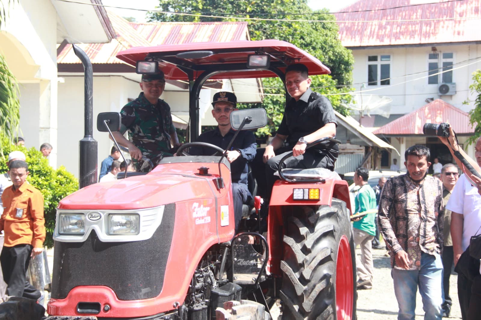 Bupati Aceh Barat Serahkan 10 Unit Traktor Pertanian di 10 Kecamatan
