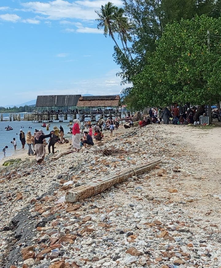 Jalan Rusak & Abrasi Ancam Wisata SBB Labuhanhaji, Akses Terhambat, Lahan Warga Terancam