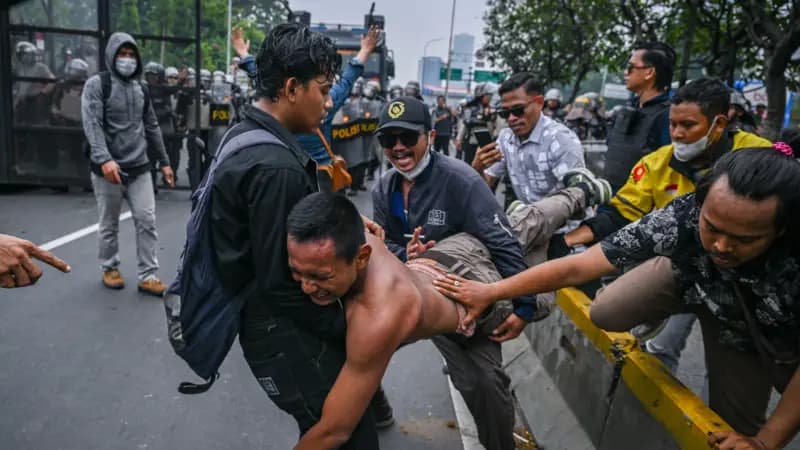 ‘Kami hidup susah, gaji DPR besar sekali’ – Demo ’25 Agustus’ tolak tunjangan anggota DPR berlangsung ricuh