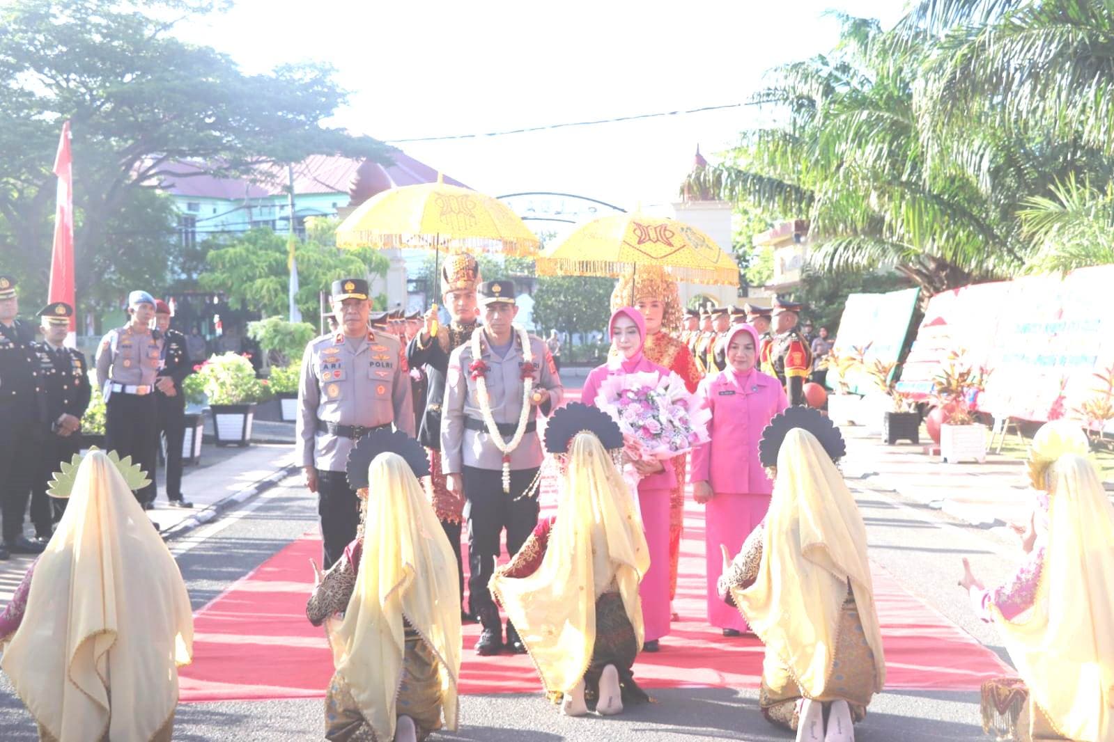 Tiba di Polda Aceh, Brigjen Marzuki Ali Basyah Disambut Tarian Ranup Lampuan
