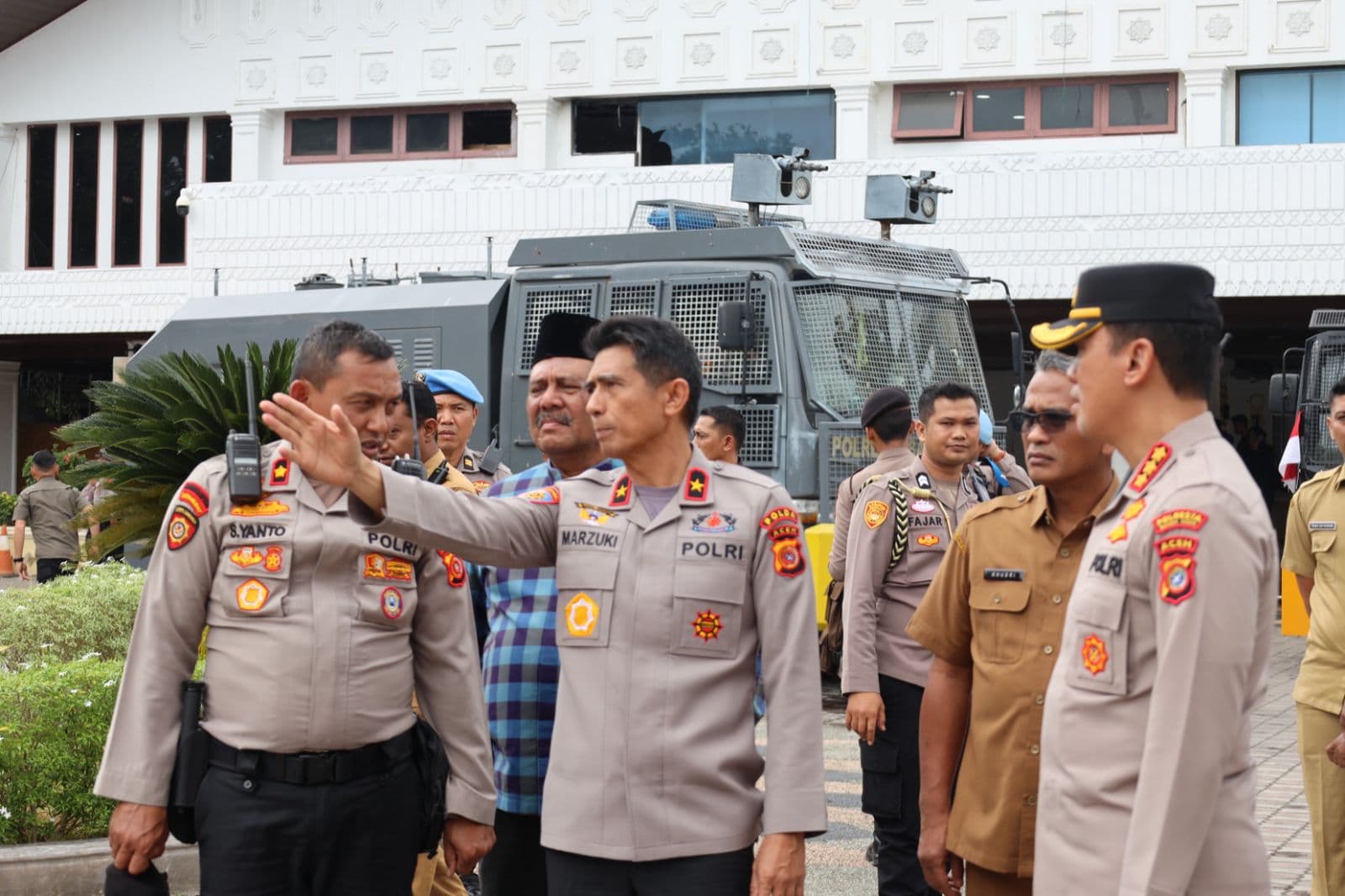 Kapolda Aceh Turun Langsung ke Lokasi Demo: Semangati Personel hingga Makan Bersama