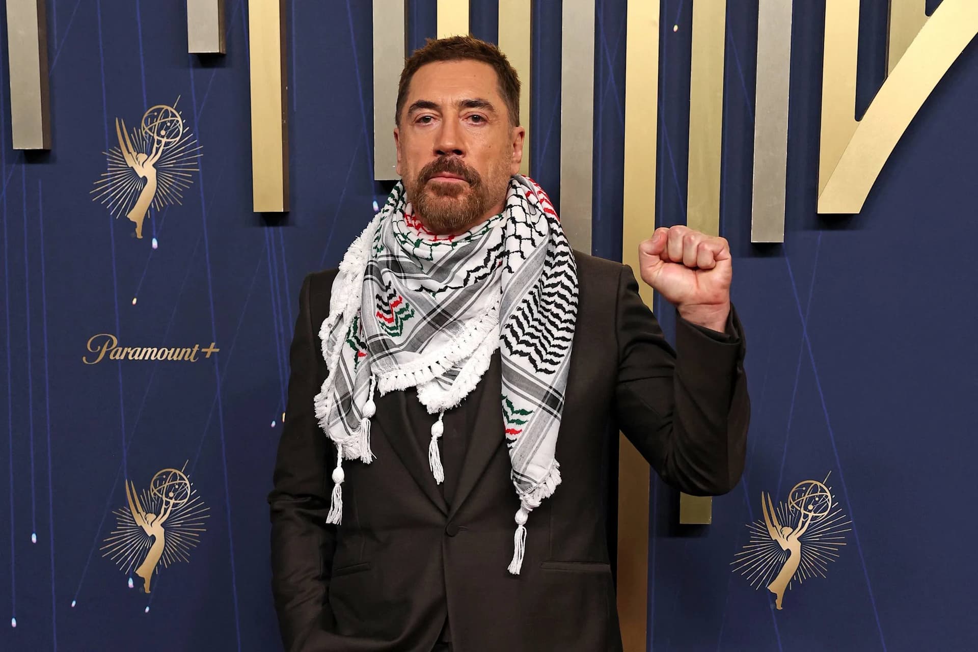 Aktor Spanyol Javier Bardem Kenakan Kefiyeh di Emmy Awards, Suarakan Solidaritas untuk Palestina