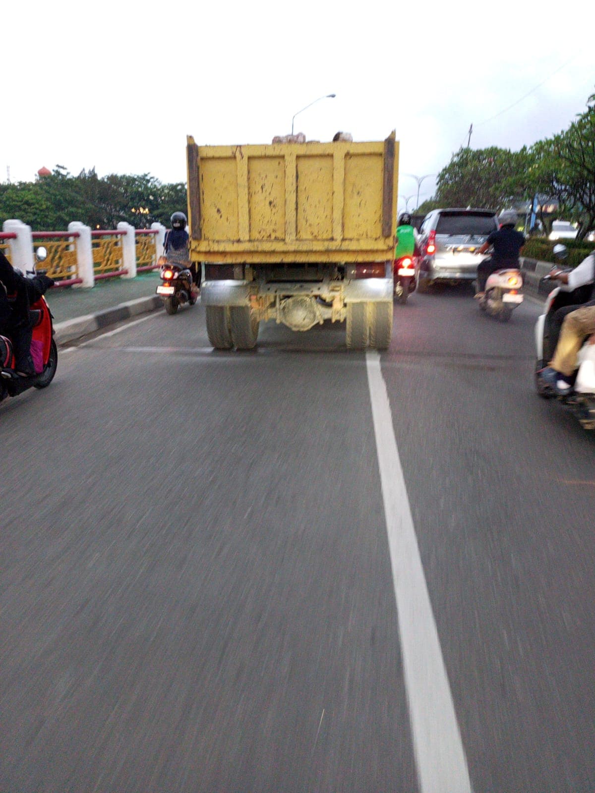 Truk Angkut Material Tanpa Terpal Melintas di Simpang Surabaya – Jambo Tape, Warga Keluhkan Debu dan Lemahnya Pengawasan Dishub