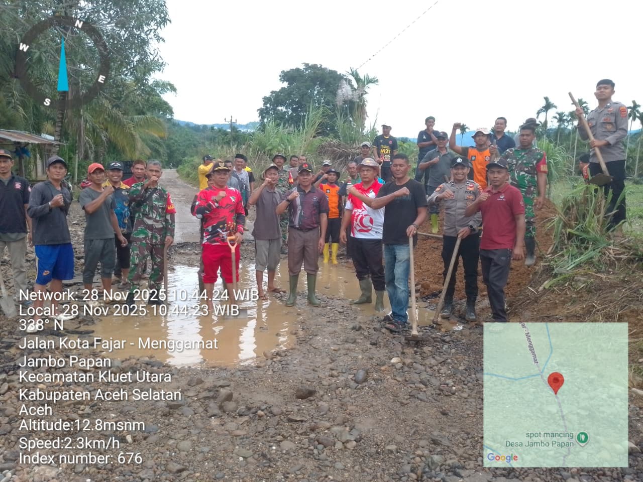 TANGANI BANJIR, MASYARAKAT JAMBO PAPAN DAN WABUP ACEH SELATAN GOTONG ROYONG BANGUN TANGGUL DARURAT