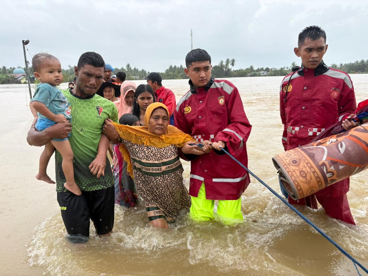 Polda Aceh Kerahkan Personel untuk Bantu Korban Banjir, Imbau Warga Tetap Waspada