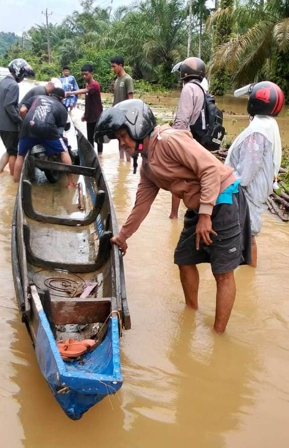 Banjir Rendam Jalur Pedalaman Kluet Tengah Aceh Selatan, Evakuasi Warga Gunakan Perahu Karet