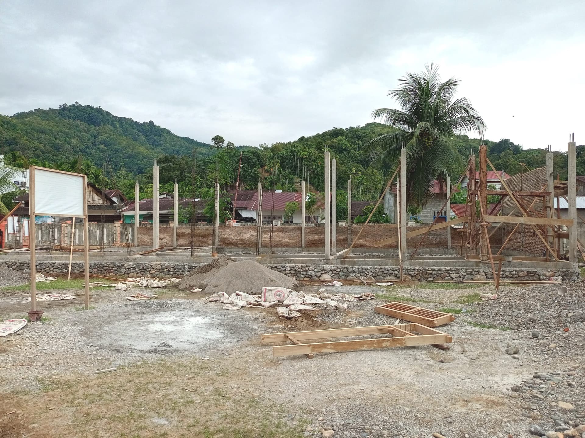 Terancam Tidak Siap, Pembangunan RKB SMPN 3 Labuhanhaji timur kejar tayang, dikejar Tutup Anggaran 2025
