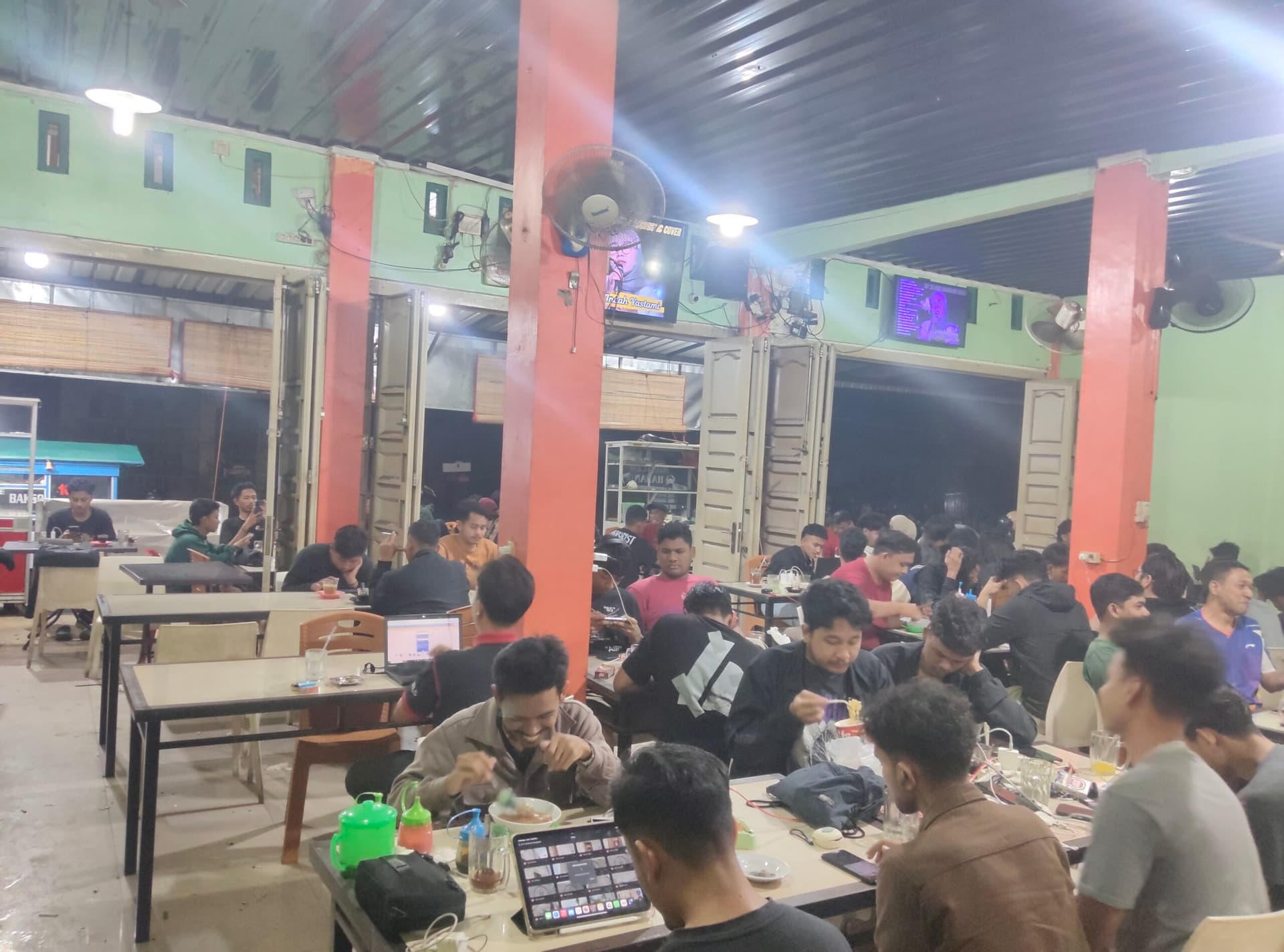 Robohnya tiang PLN 150 kV di Arun sebabkan pemadaman luas di Aceh; warga Banda Aceh padati warkop ber-genset hingga dini hari.