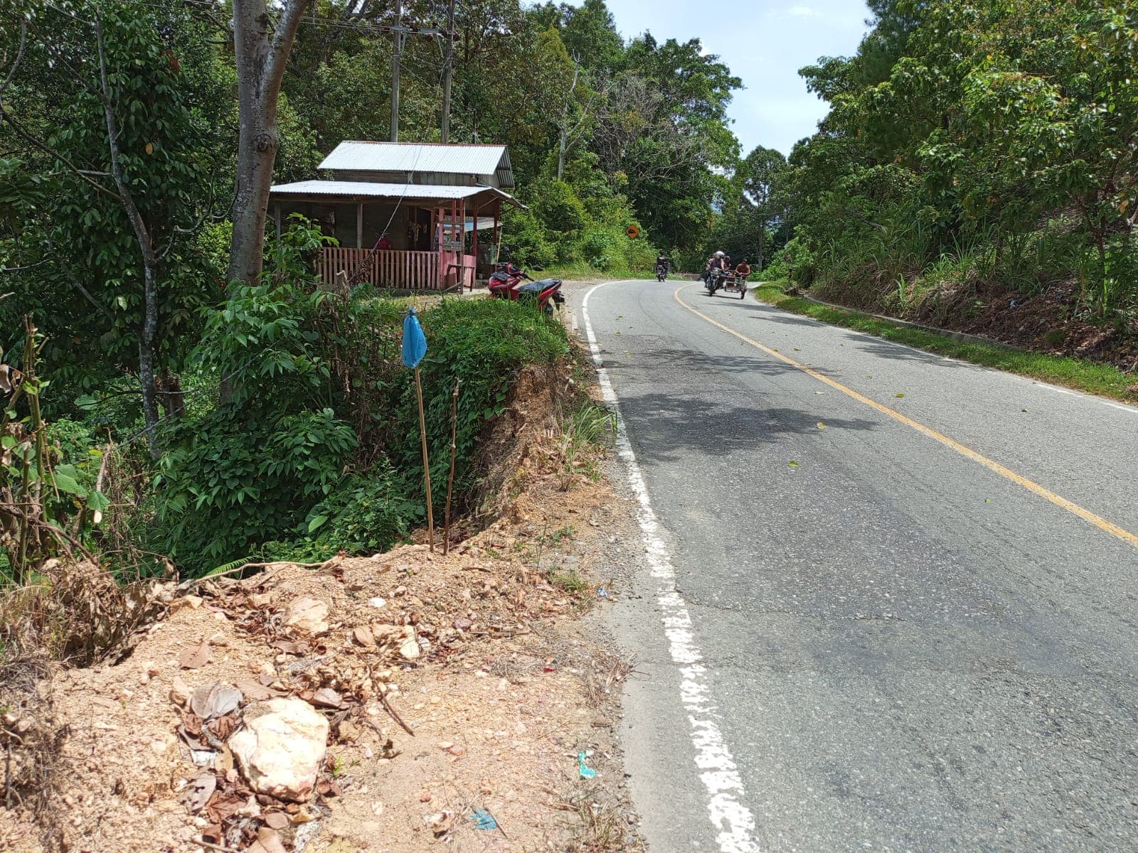 Longsor Gerus Bahu Jalan Nasional di Meukek, Badan Jalan Terancam Amblas, Tokoh Masyarakat Khawatir Terjadi Korban Jika Tidak Segera Ditangani