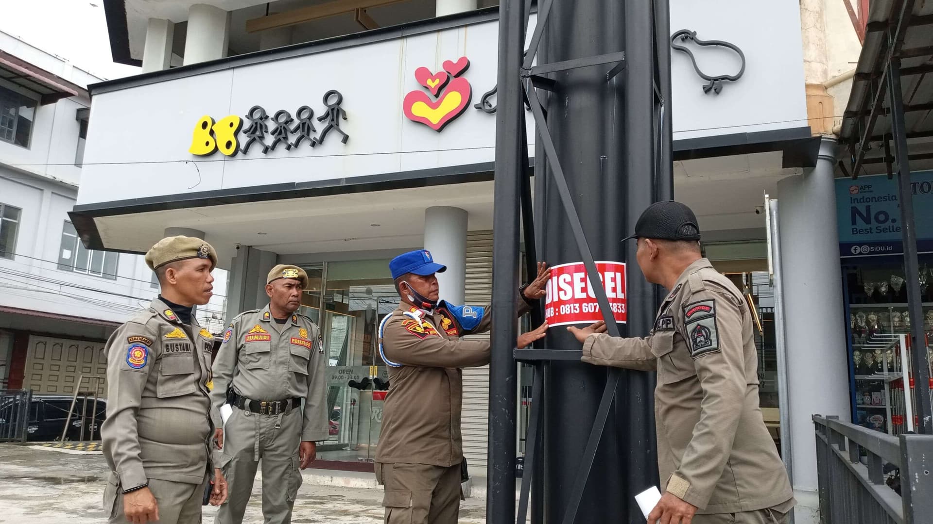 Satpol PP Aceh Barat Tertibkan Reklame Tanpa Izin di Meulaboh