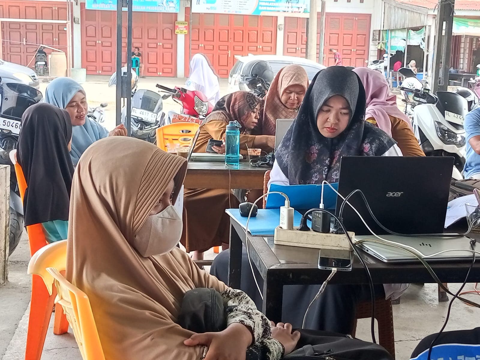 Dampak Listrik Padam Berkepanjangan, Guru Terpaksa “Ngantor” di Warung Kopi hingga Warga Merasa Kena “Prank” Pejabat