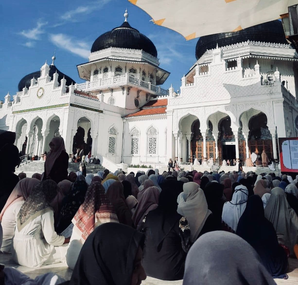 Peringatan Tsunami Bersama UAS, Ribuan Jemaah di Masjid Raya Baiturrahman Doakan Korban Banjir