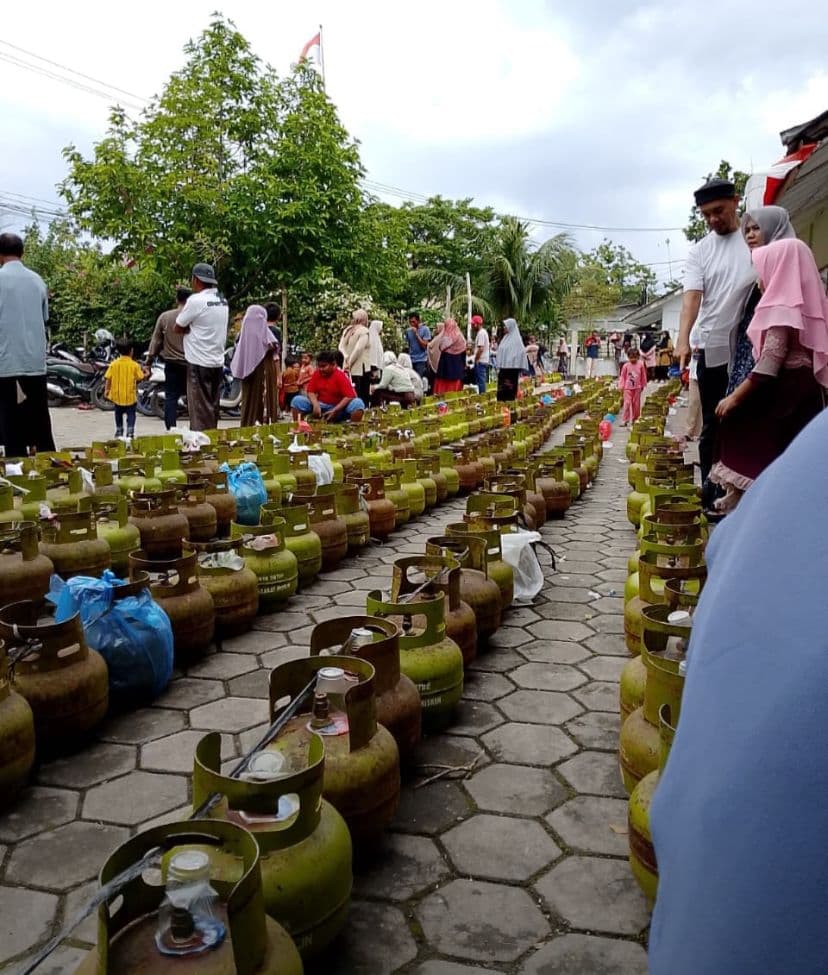 Imbas Jembatan Putus, Warga Montasik Rela Menunggu 6 Jam Demi Gas 3 Kg di Kantor Camat