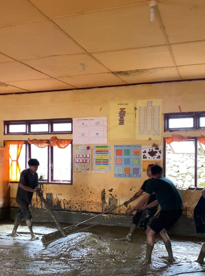 Kolaborasi Lintas Kampus, Mahasiswa UIN dan IAIN “Serbu” Lumpur di SD Negeri 9 Kebayakan