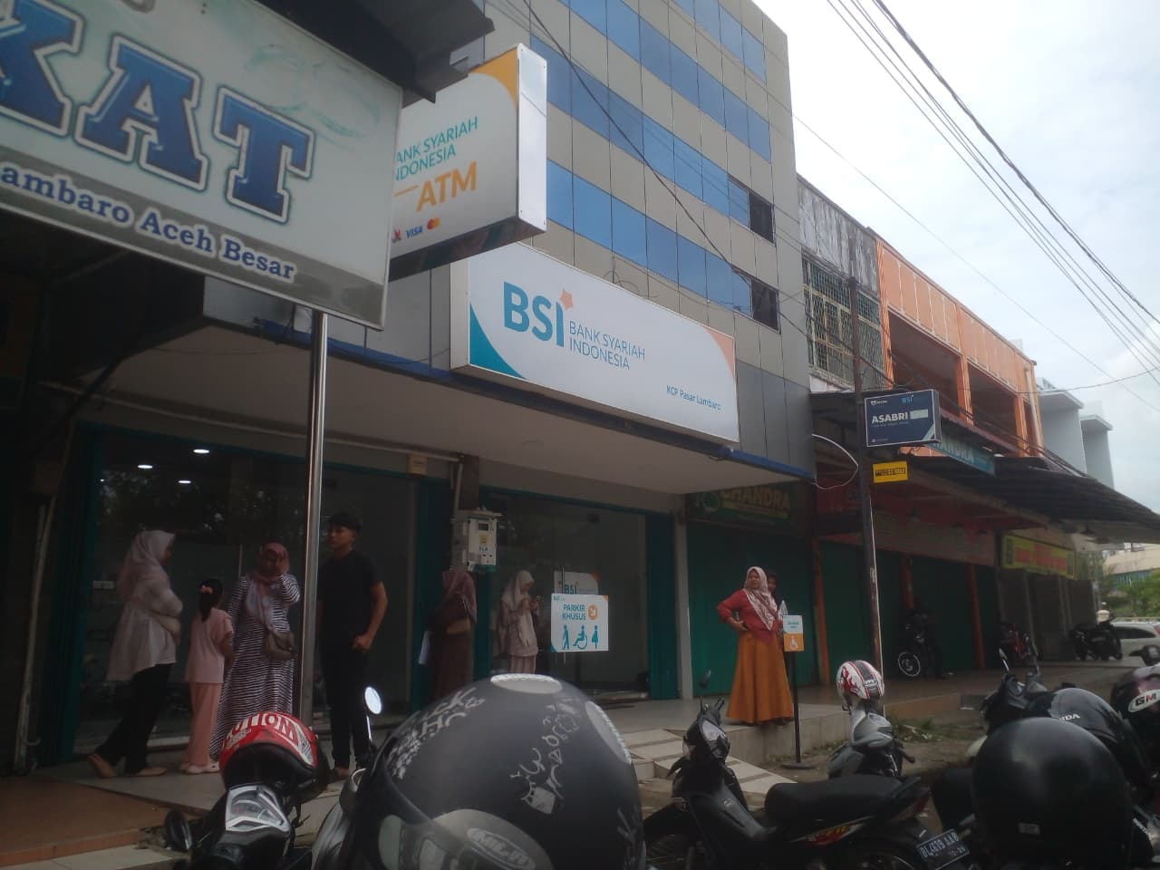Rela Berdesakan di Penghujung Tahun, Ratusan Wali Siswa “Serbu” BSI Lambaro Demi Cairkan Dana PIP