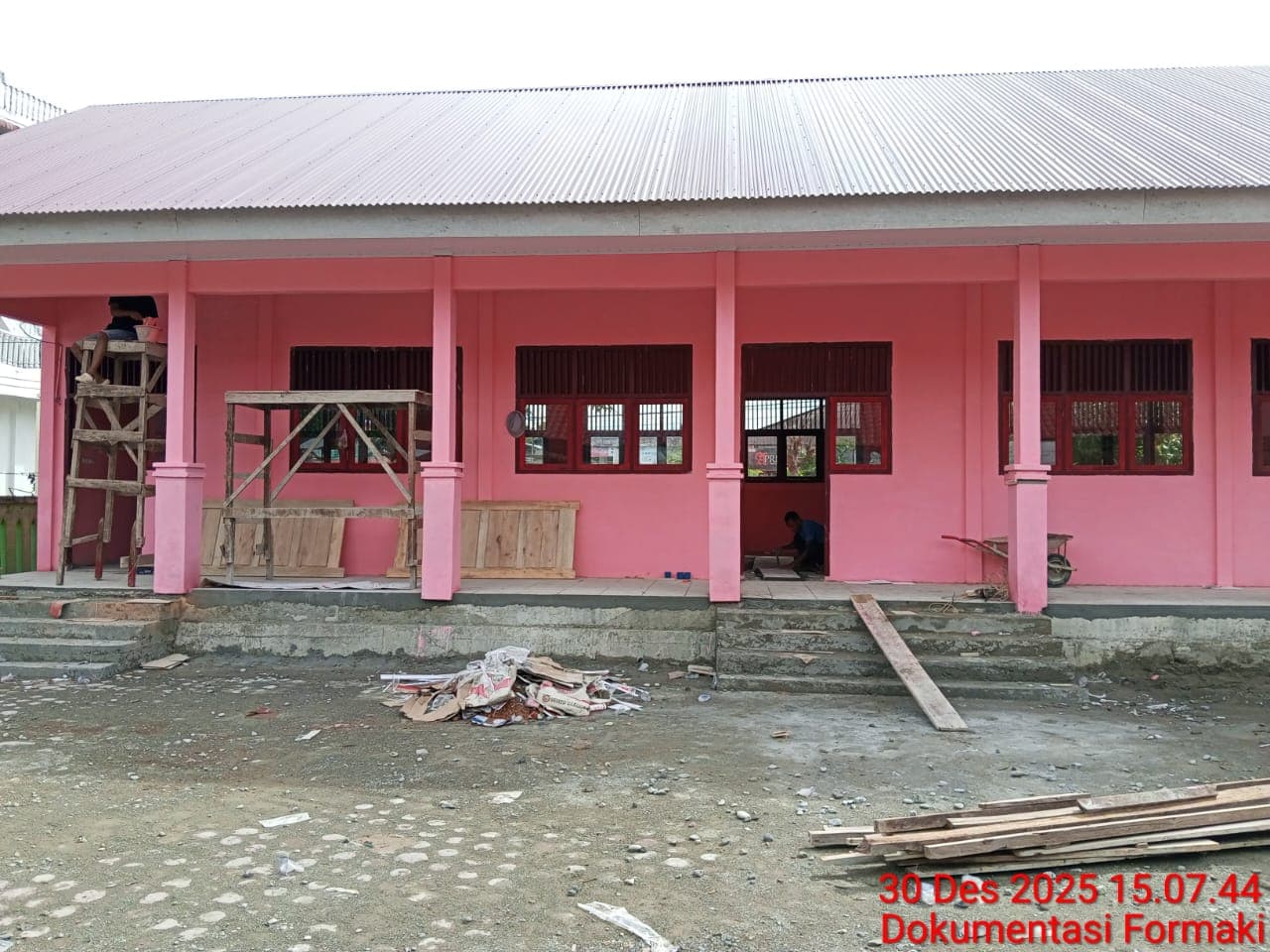 “Tertangkap Basah” Pasang Keramik di H+1 Deadline, Proyek TK Dharma Wanita Labuhanhaji Diduga Palsukan Dokumen PHO