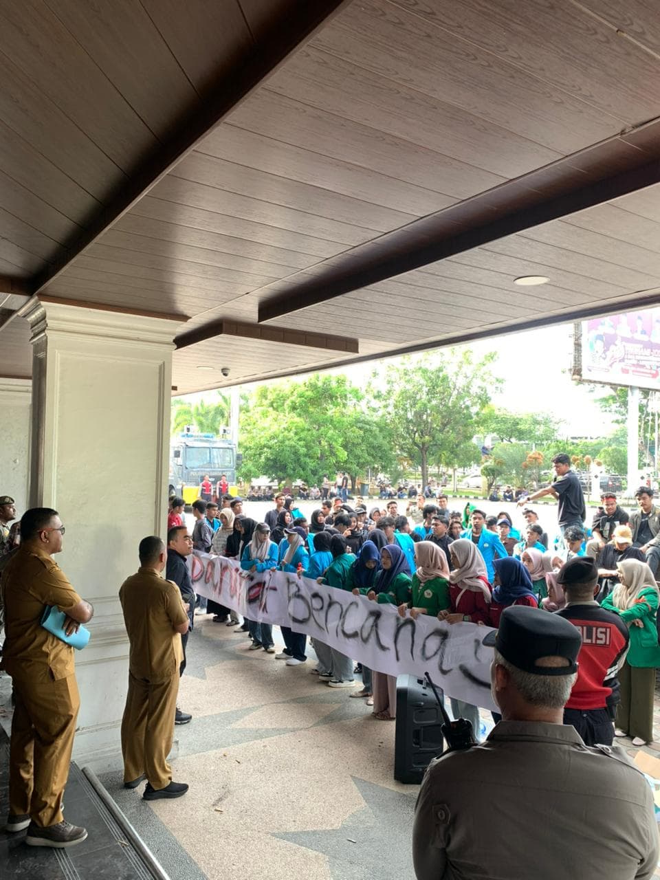 Ratusan Massa Geruduk Gedung DPRA, Serukan Status Darurat Bencana dan Kritik Keras Respon Negara
