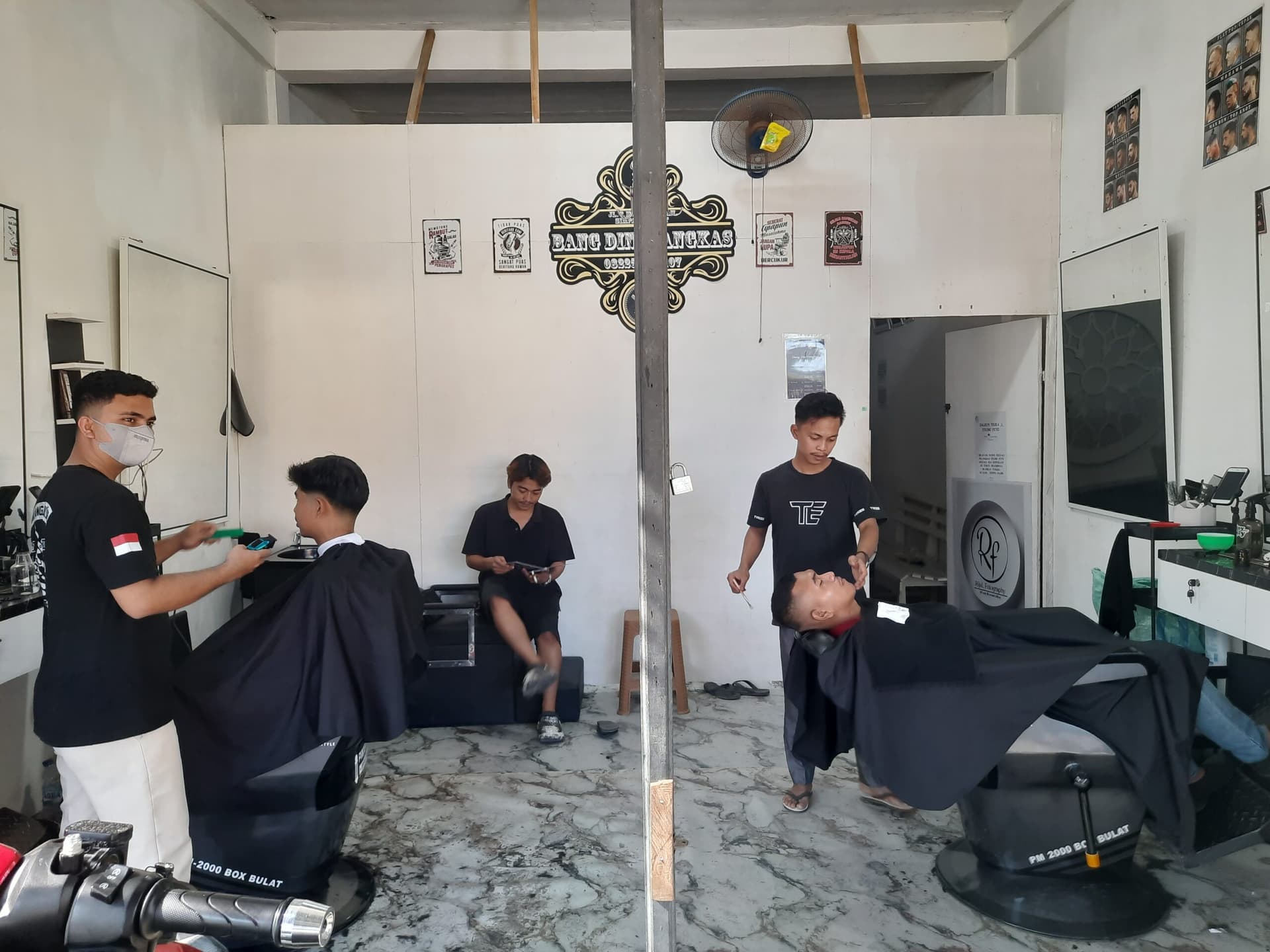 Geliat Ekonomi Kreatif di Kota Fajar: Pangkas Rambut Bang Din Jadi Kiblat Gaya Rambut Kekinian Anak Muda