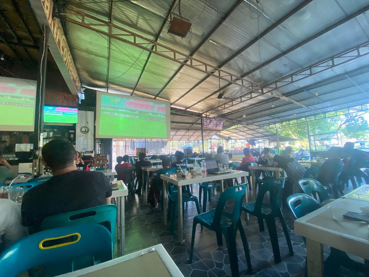 Persiraja Berlaga, Warung Kopi di Banda Aceh “Disulap” Jadi Tribun Stadion