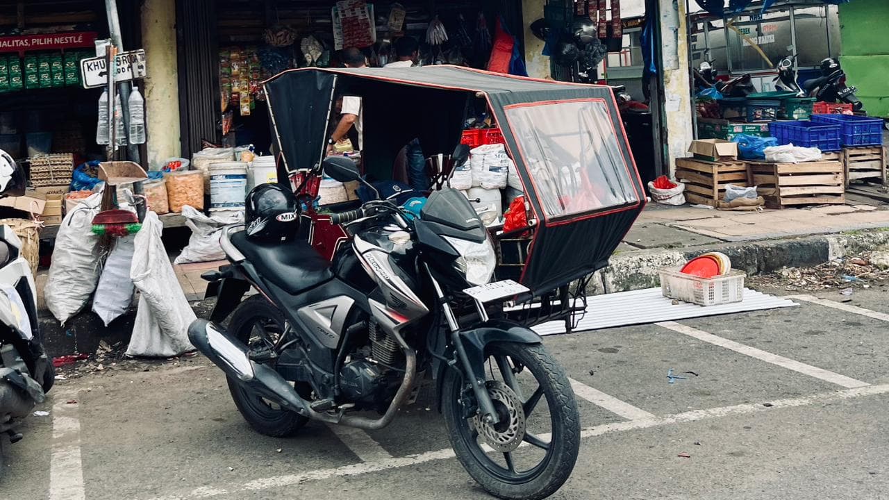 Melawan Arus Zaman: Keteguhan Tukang Becak Motor Menjemput Rezeki di Sudut Pasar Banda Aceh