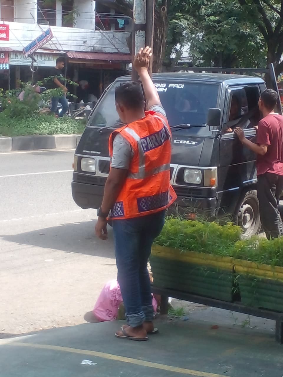 Kisah Bang Mail, Juru Parkir Pasar Lambaro yang Tak Kenal Tanggal Merah Demi Keluarga