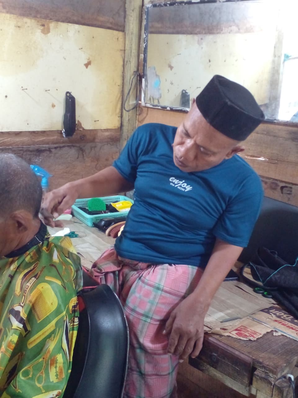 Menolak Menyerah pada Keterbatasan, Bit Suadi Pangkas Harapan Hidup dari Gubuk Sederhana