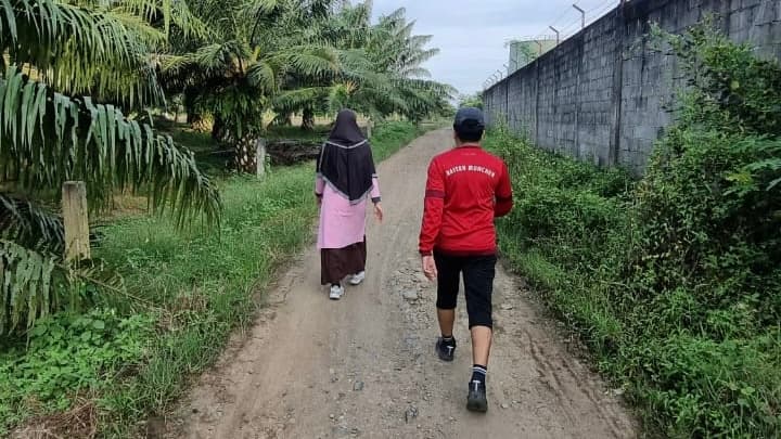 Sehat Cara Warga Gandapura: Jalan Kaki Susuri 5 Desa, Tantang Debu Sisa Banjir
