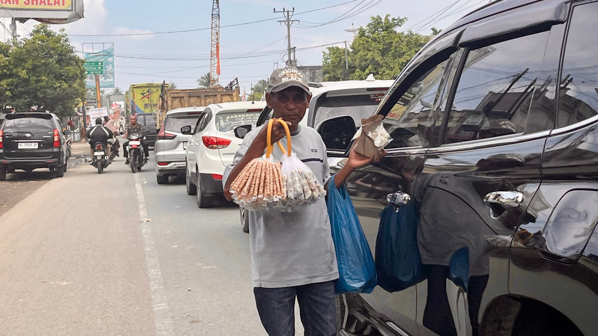 Berkah di Balik Kemacetan: Kisah Zulfikar, Pedagang Asongan yang Mengais Rezeki di Jembatan Bailey Kutablang