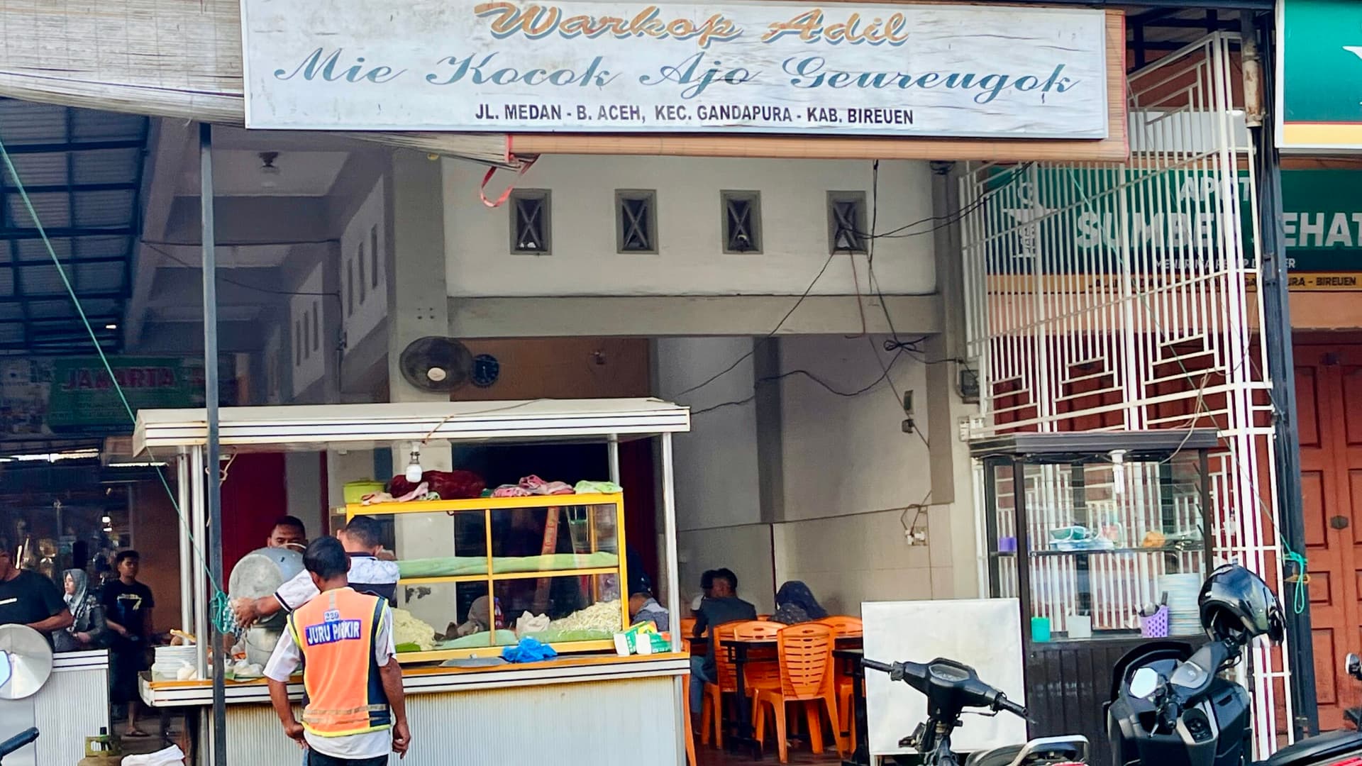 Melepas Lelah di Geurugok: Menikmati Gurihnya Mie Kocok Legendaris Bireuen yang Kaya Rempah