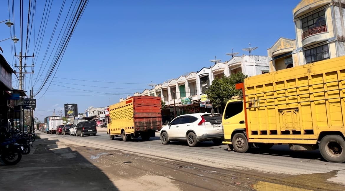Bertaruh Stamina di Kuta Blang: Sopir Truk Logistik Berjuang Lawan Dehidrasi di Tengah Antrean dan Cuaca Panas