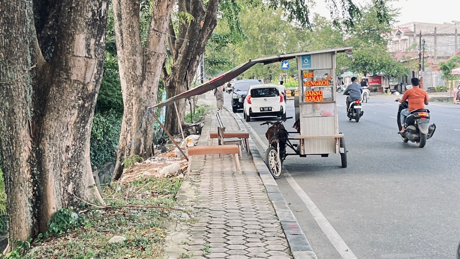 Hak Pejalan Kaki Terampas: Trotoar Banda Aceh Berubah Jadi Lapak Dagang, Warga Terpaksa Turun ke Jalan