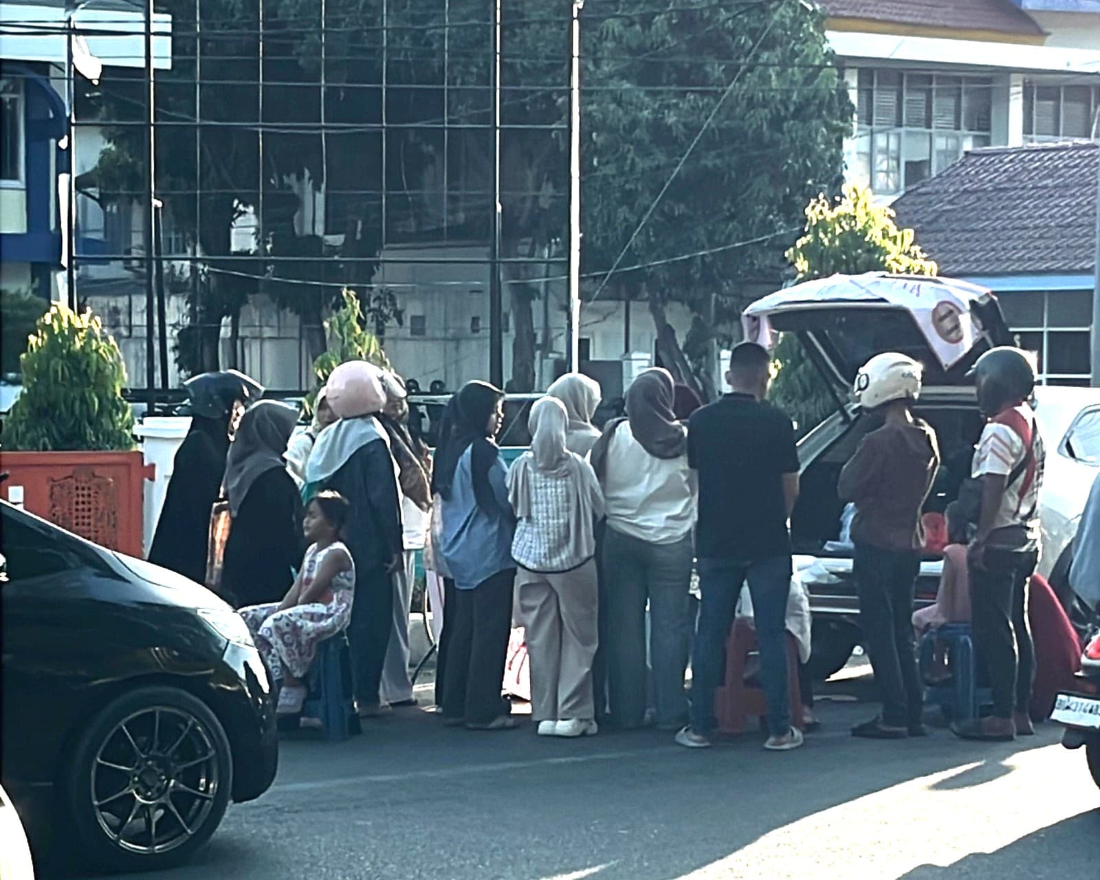 Blang Padang Terkepung Macet: Lapak Mobil Dadakan Kuasai Badan Jalan, Hak Pengguna Jalan Terabaikan