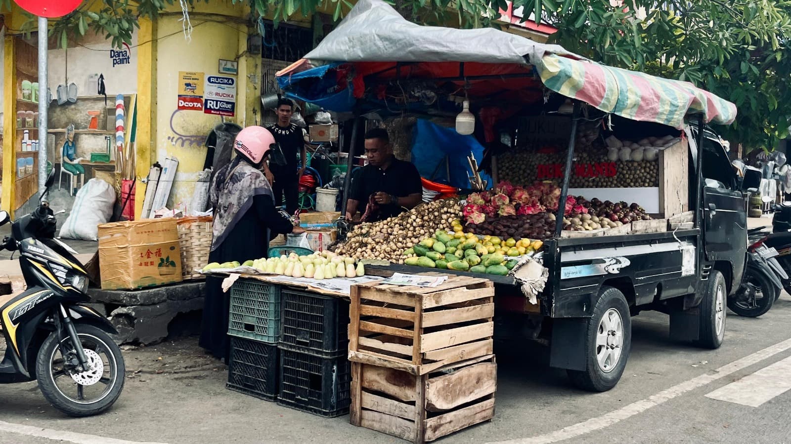 Antara Praktis dan Macet: Menjamurnya Lapak Buah Mobil Bak di Bahu Jalan Banda Aceh
