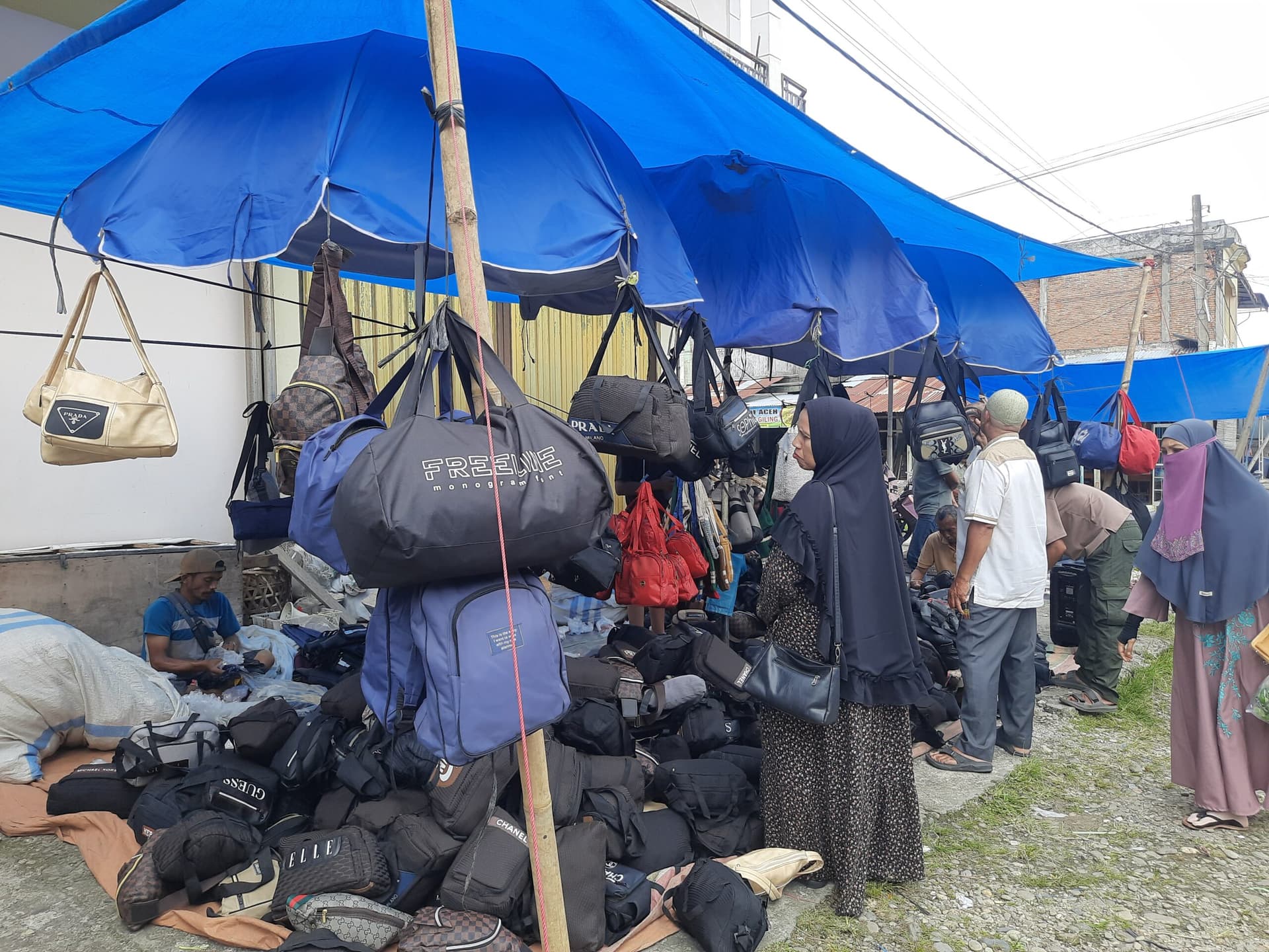 Berkah Ramadhan di Kota Fajar: Tas Ekonomis Serba Rp20 Ribu Laku Keras Diserbu Warga