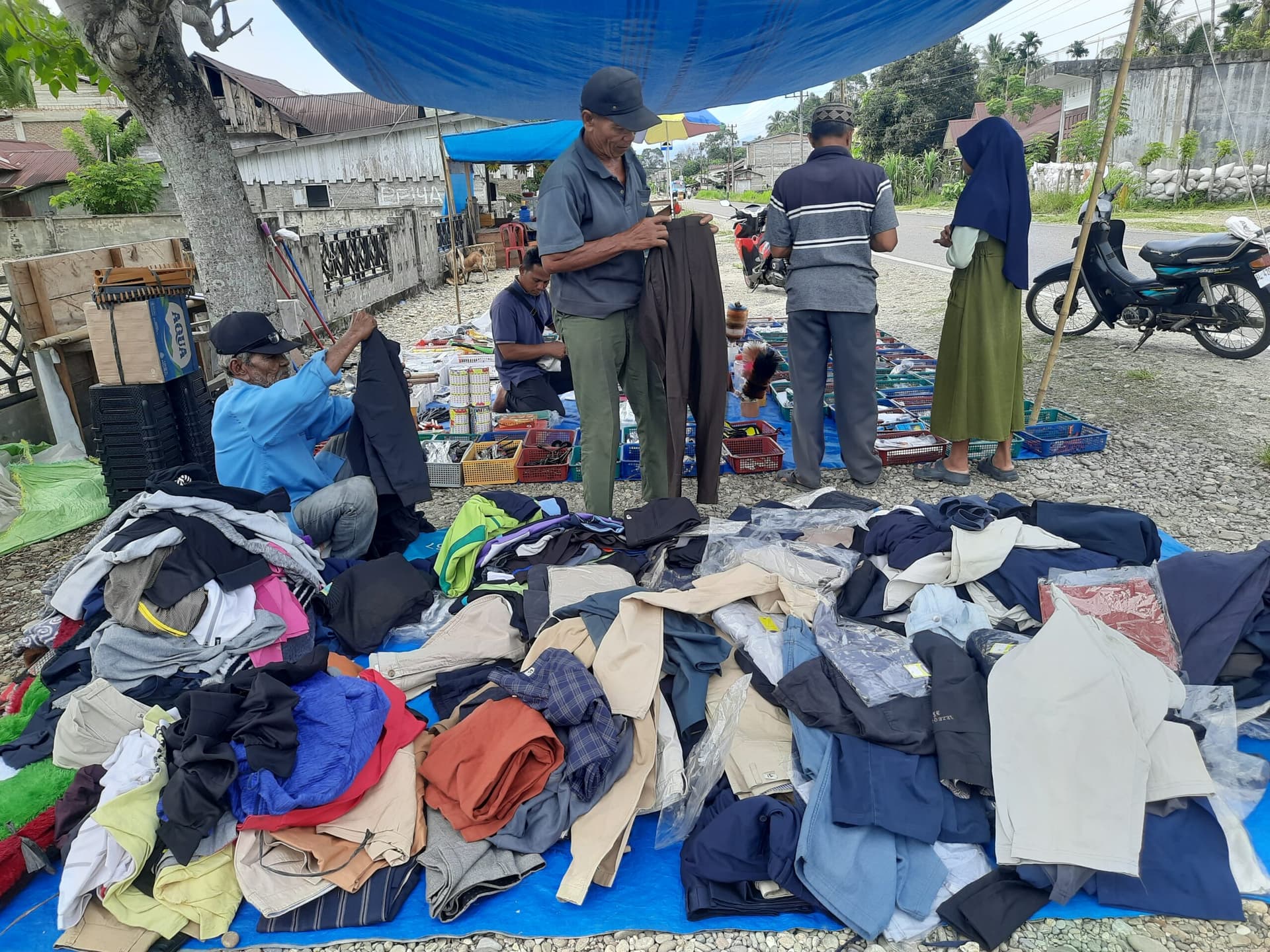 Pakaian Lelang dan Perkakas Rumah Tangga, Alternatif Belanja Ekonomis di Wilayah Kluet Raya
