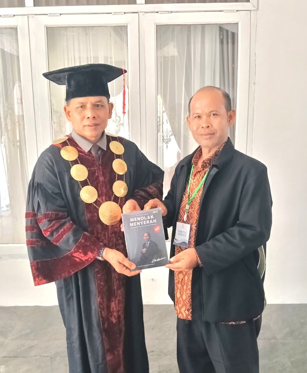 Baital Mukadis Terima Buku Inspiratif “Menolak Menyerah” Dukung Perkembangan Intelektual Muda